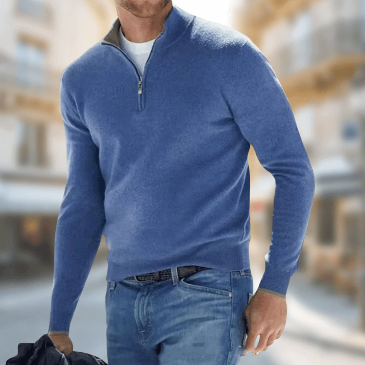 Pull demi-zip bleu à col montant porté avec un jean