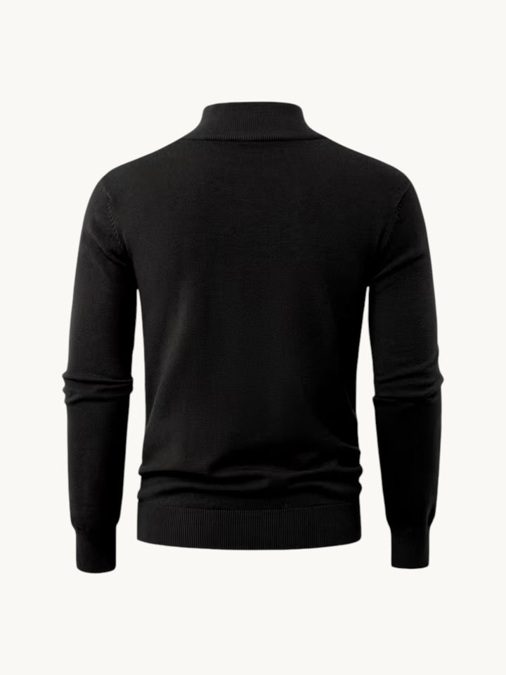 Pull en maille noir à col montant zippé, vue de dos sur fond neutre