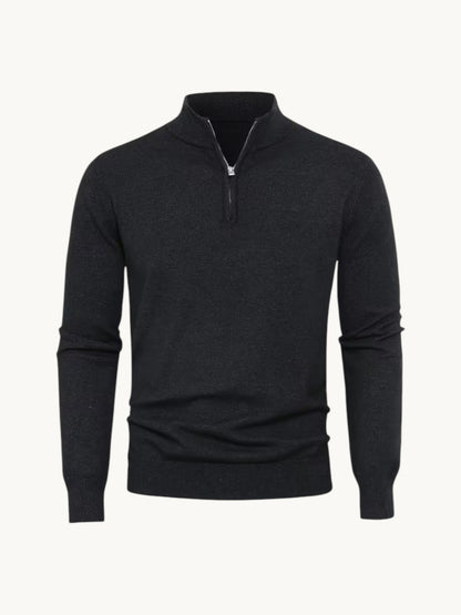 Pull noir en maille fine à col montant zippé, vue de face