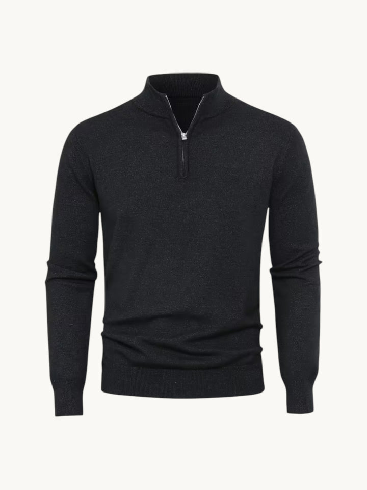 Pull noir en maille fine à col montant zippé, vue de face