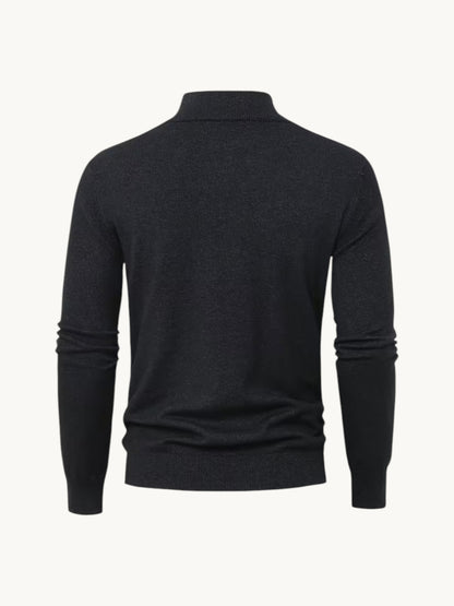 Pull en maille noir chiné à col montant zippé, vue de dos sur fond neutre