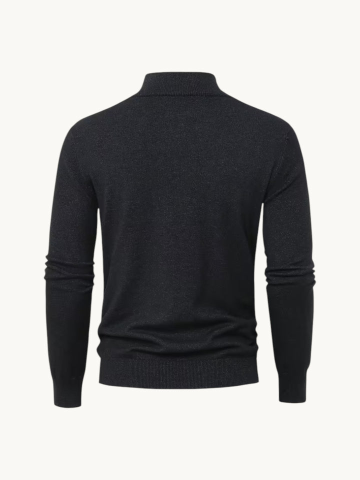 Pull en maille noir chiné à col montant zippé, vue de dos sur fond neutre