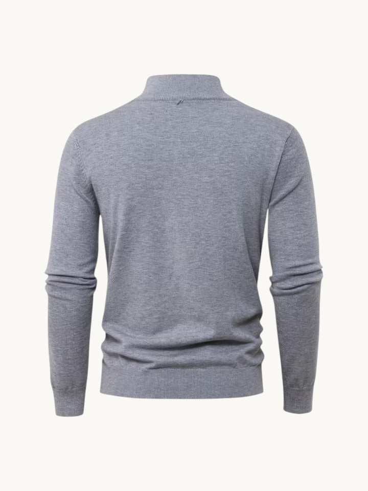 Pull en maille gris chiné à col montant zippé, vue de dos sur fond neutre