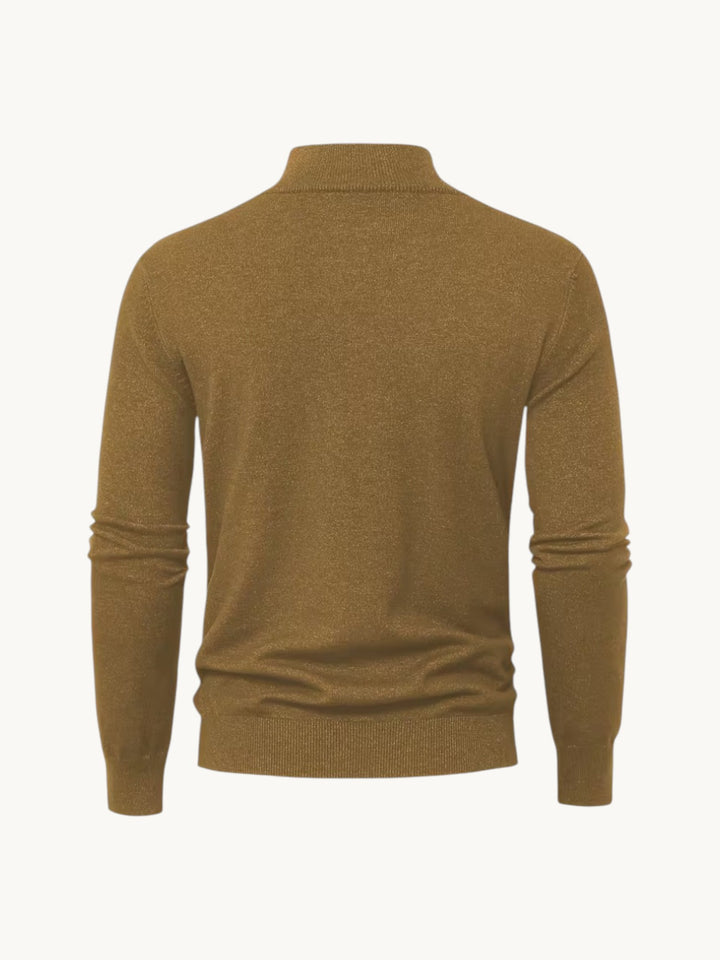 Pull en maille kaki doré à col montant zippé, vue de dos sur fond neutre