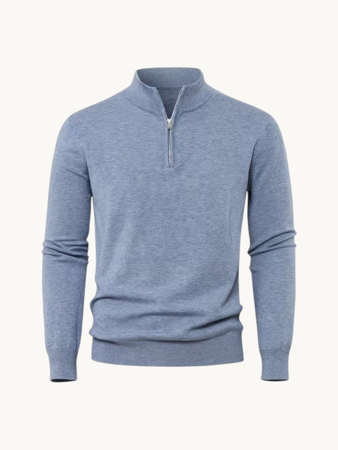 Pull en maille bleu clair à col montant zippé, vue de face sur fond neutre