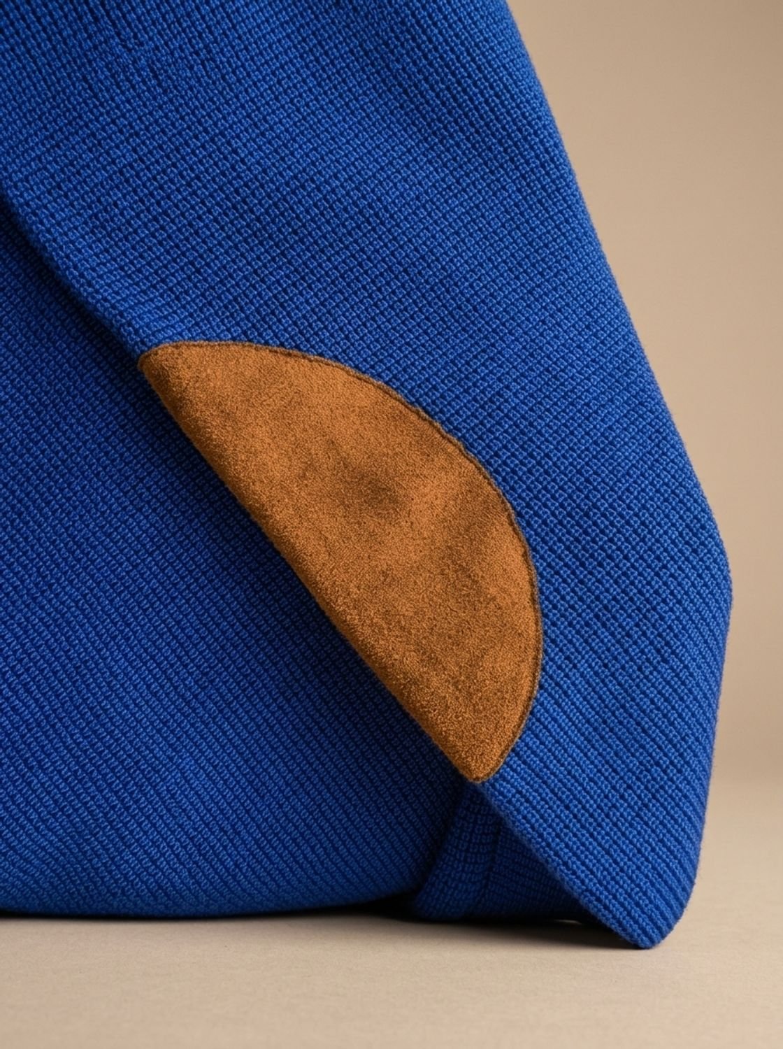 Détail de la coudière contrastée sur la manche bleu roi
