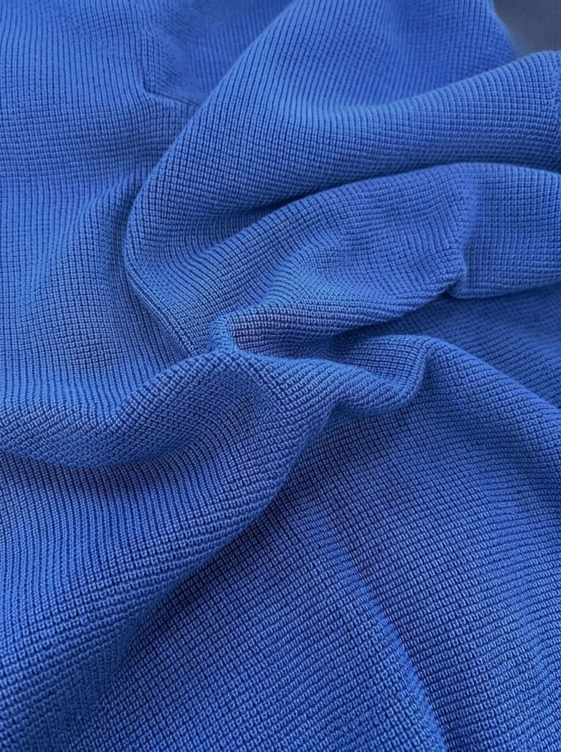 Gros plan sur la maille du pull bleu roi