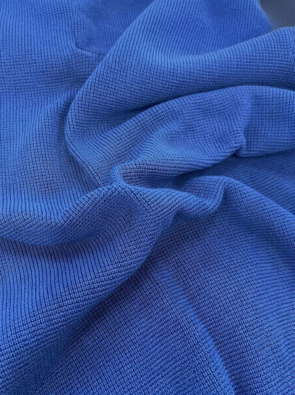 Gros plan sur la maille du pull bleu roi