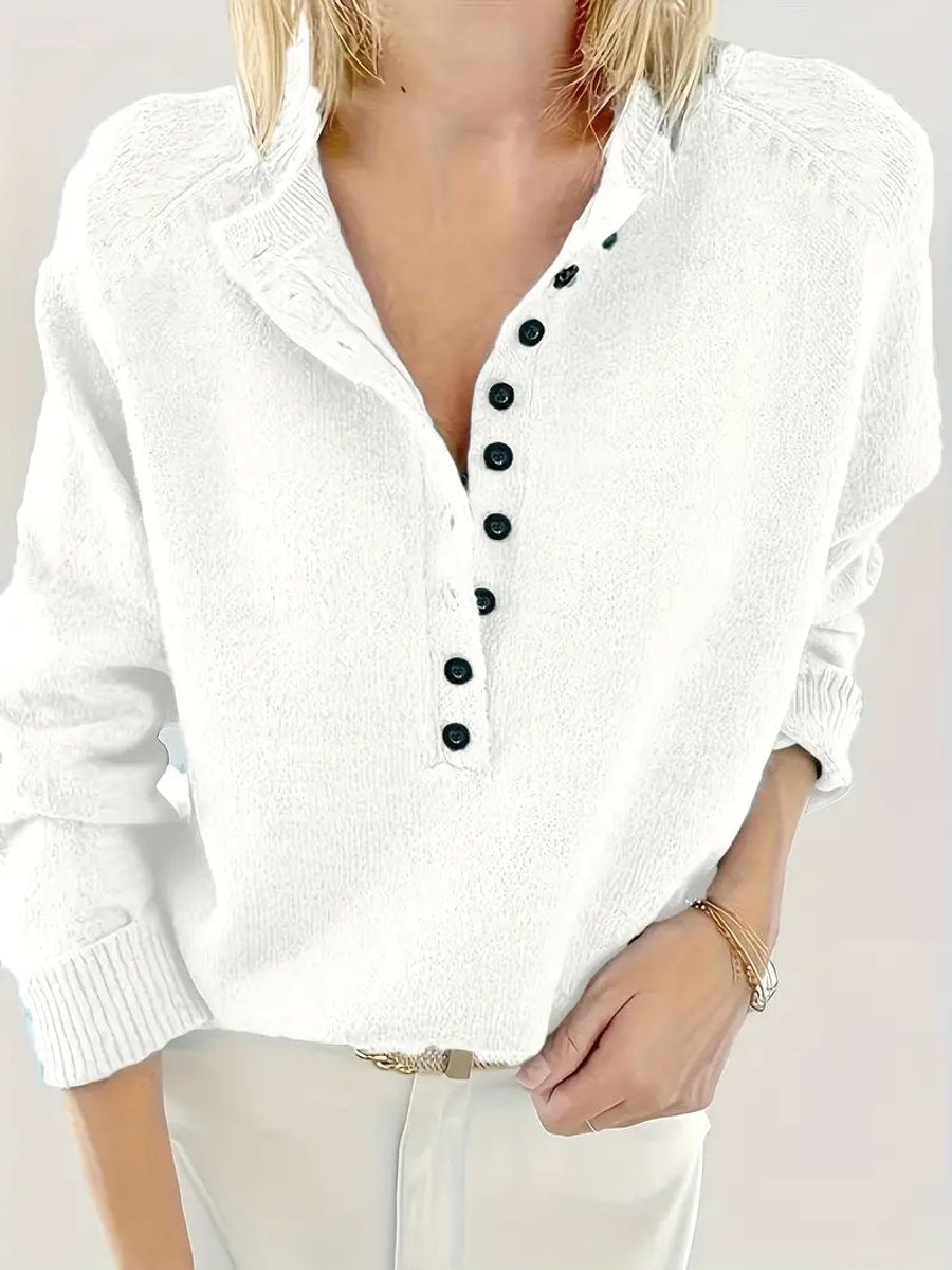 Pull henley boutonné, coloris blanc, porté en tenue