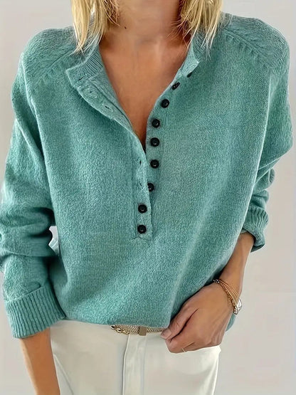 Pull henley boutonné, coloris bleu sarcelle, porté en tenue