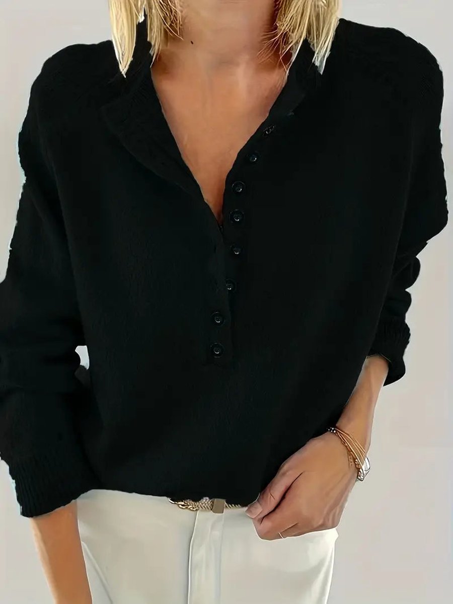 Pull henley boutonné, coloris noir, porté en tenue