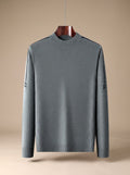 Pull jacquard à col montant vert de gris sur cintre, vue de face
