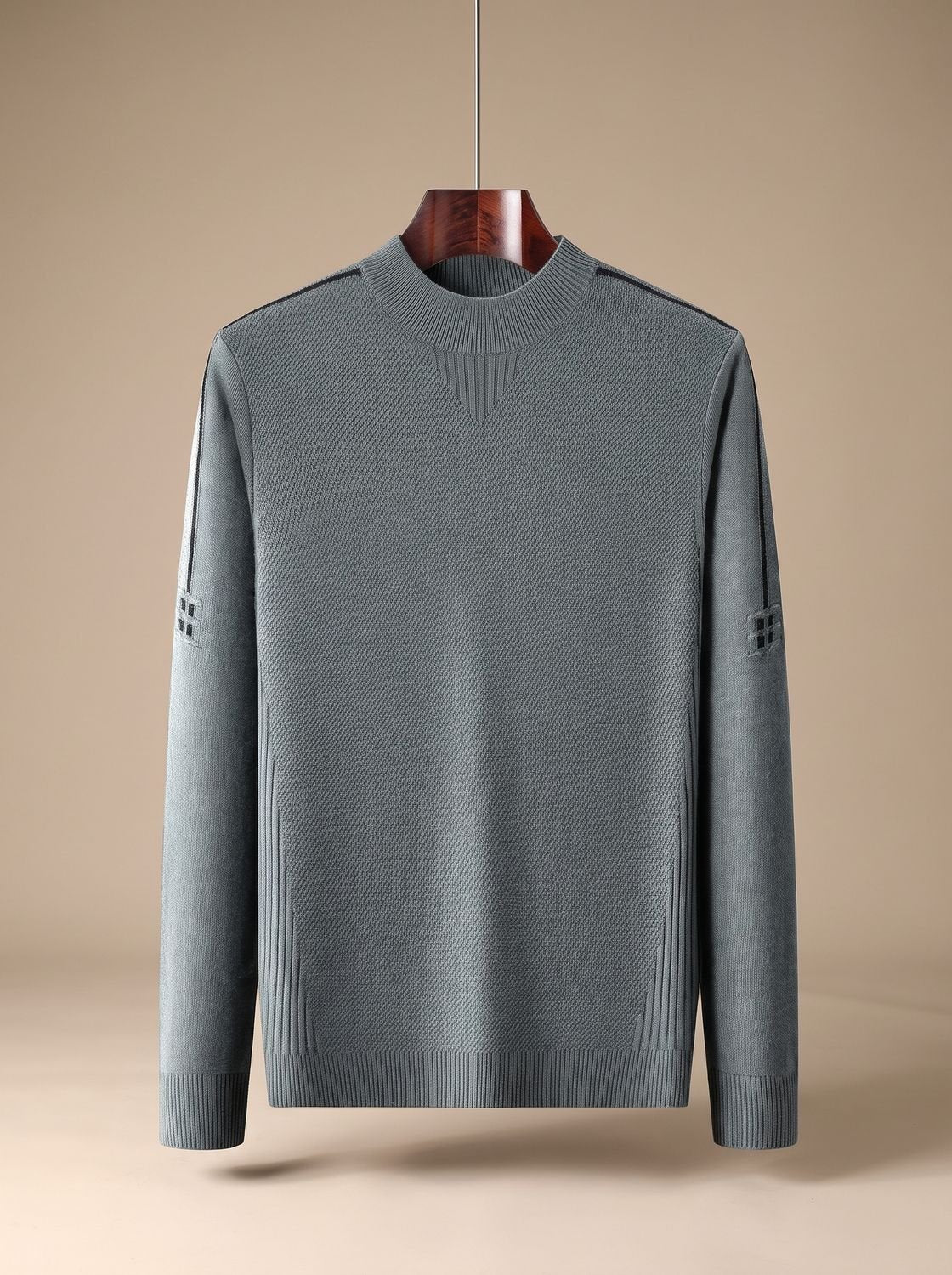 Pull jacquard à col montant vert de gris sur cintre, vue de face
