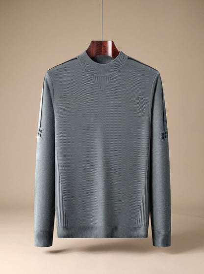 Pull jacquard à col montant vert de gris sur cintre, vue de face