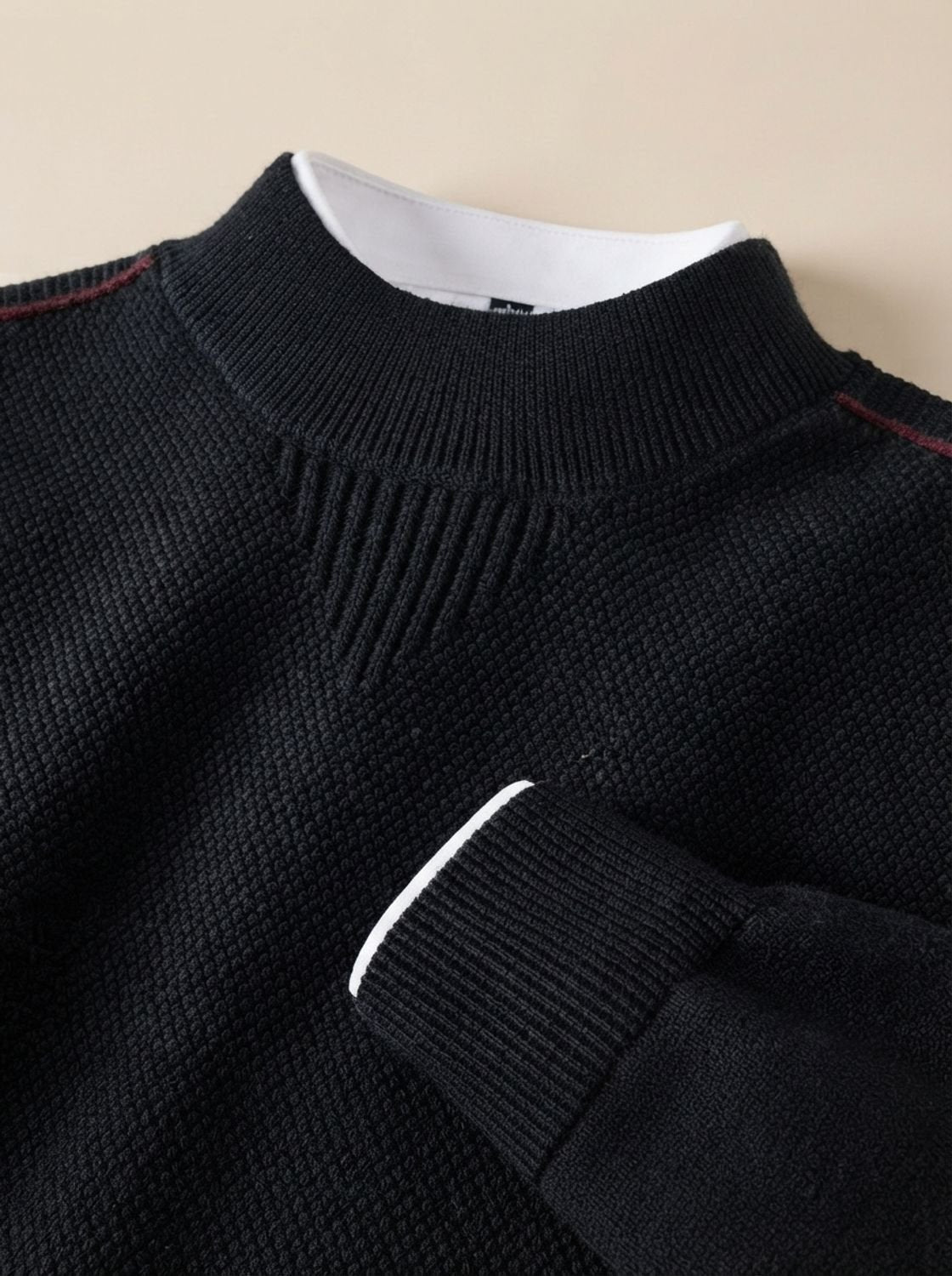 Pull jacquard noir à col montant, liseré contrasté aux épaules