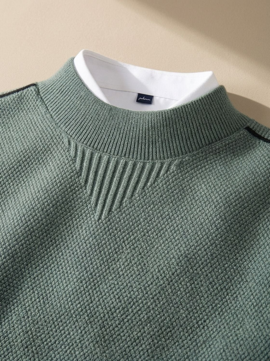 Pull jacquard vert de gris, empiècement en V sous le col montant