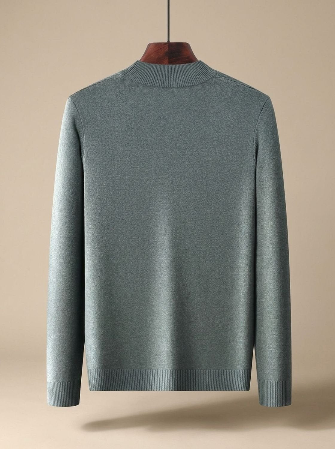 Dos en maille unie du pull à col montant vert de gris sur cintre