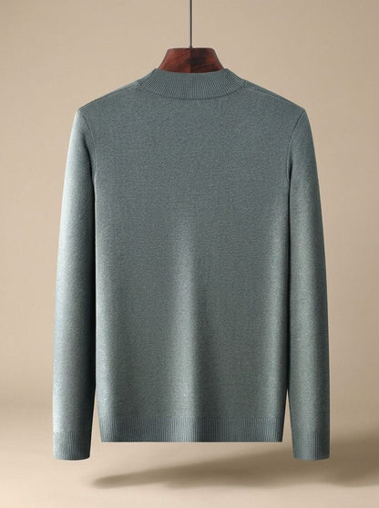 Dos en maille unie du pull à col montant vert de gris sur cintre