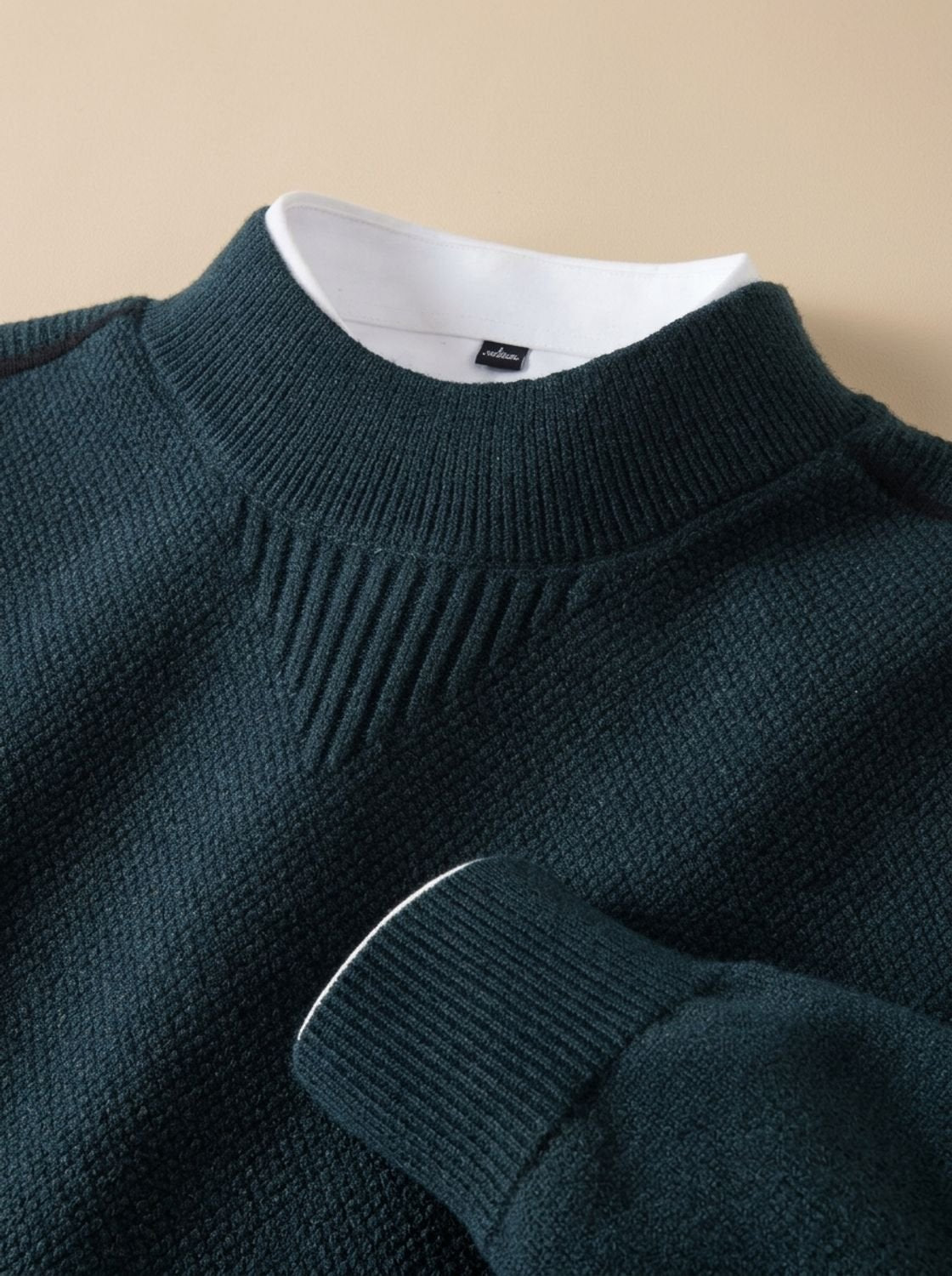 Pull jacquard bleu pétrole profond, col montant côtelé en détail