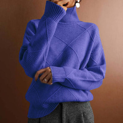 Pull losanges col roulé, coloris bleu vif, porté en tenue