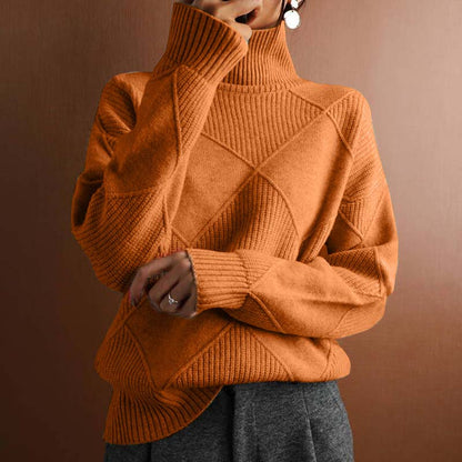 Pull losanges col roulé, coloris orange, porté en tenue