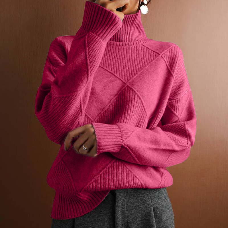 Pull losanges col roulé, coloris rose foncé, porté en tenue