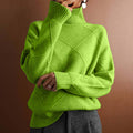 Pull losanges col roulé, coloris vert clair, porté en tenue