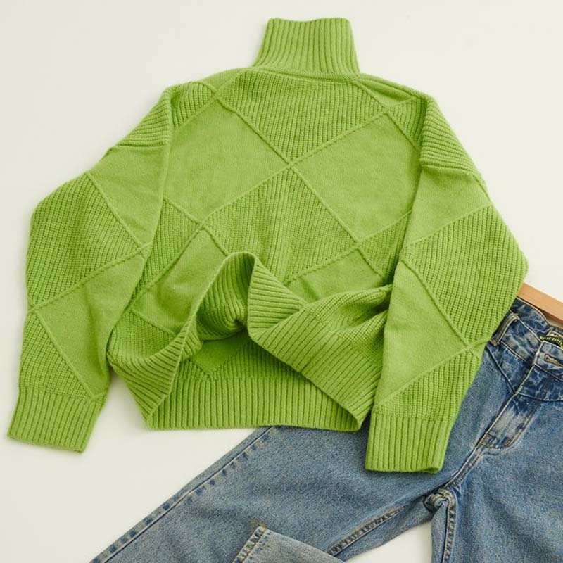Pull losanges col roulé, coloris vert clair, présenté à plat