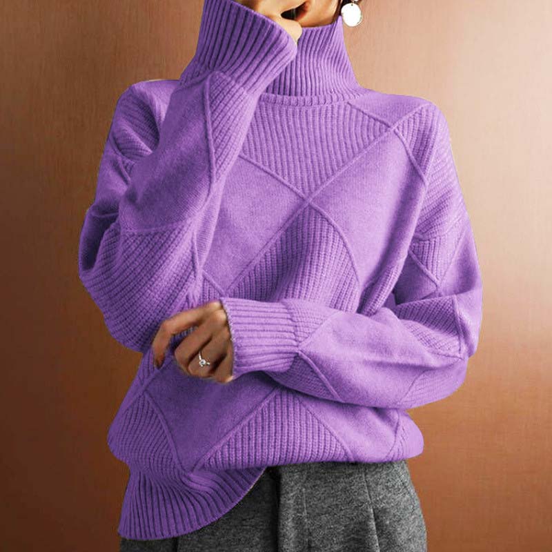 Pull losanges col roulé, coloris violet clair, porté en tenue