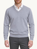 Pull en maille gris perle col V porté avec chemise blanche