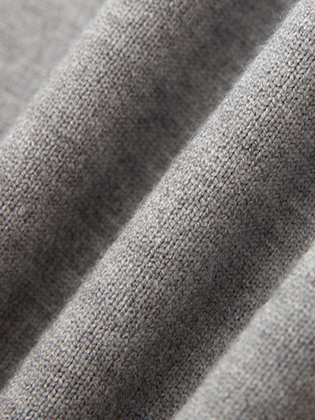 Pull maille col en V, gris chiné, détail texture tricot serré