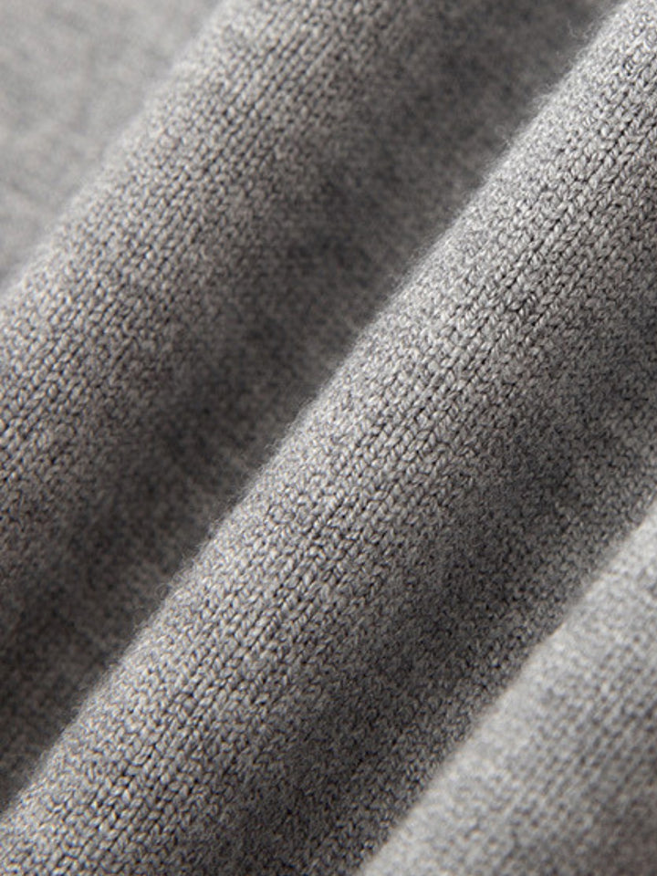 Pull maille col en V, gris chiné, détail texture tricot serré