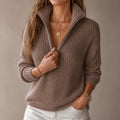 Pull maille col zippé, coloris marron, porté en tenue