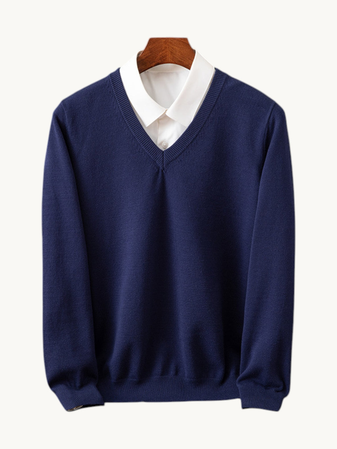 Pull en maille marine col V avec chemise blanche contrastée, coupe régulière
