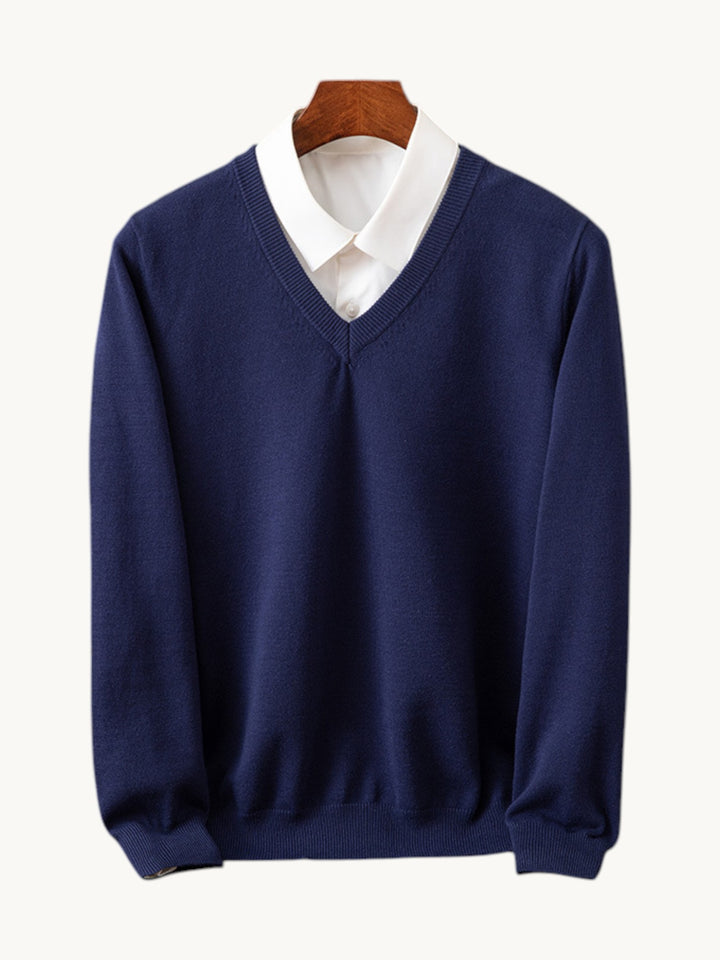 Pull en maille marine col V avec chemise blanche contrastée, coupe régulière