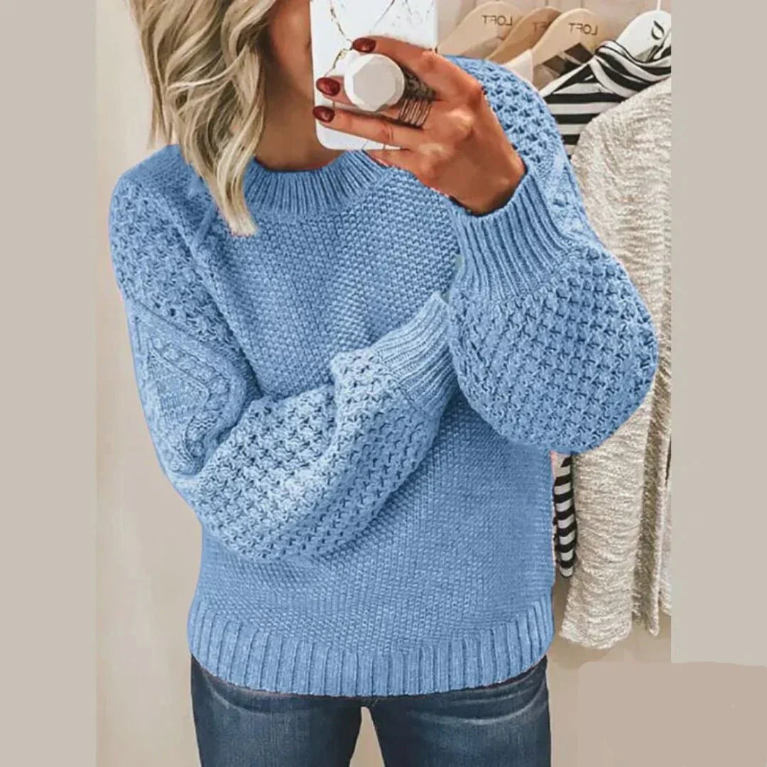 Pull manches gaufrées, coloris bleu ciel, porté en tenue