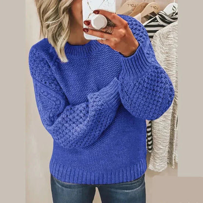 Pull manches gaufrées, coloris bleu vif, porté en tenue