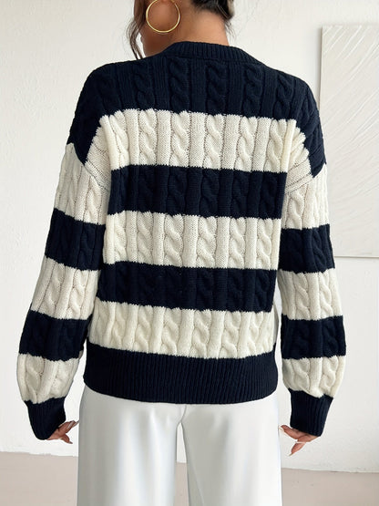 Pull marin court torsadé, coloris bleu marine, vue de dos