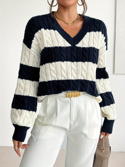 Pull marin court torsadé, coloris bleu marine, porté en tenue, vue 4