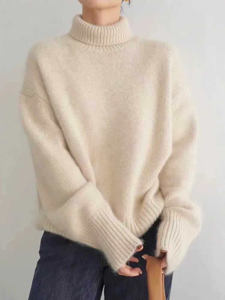 Pull oversize à col roulé, coloris beige, vu de face