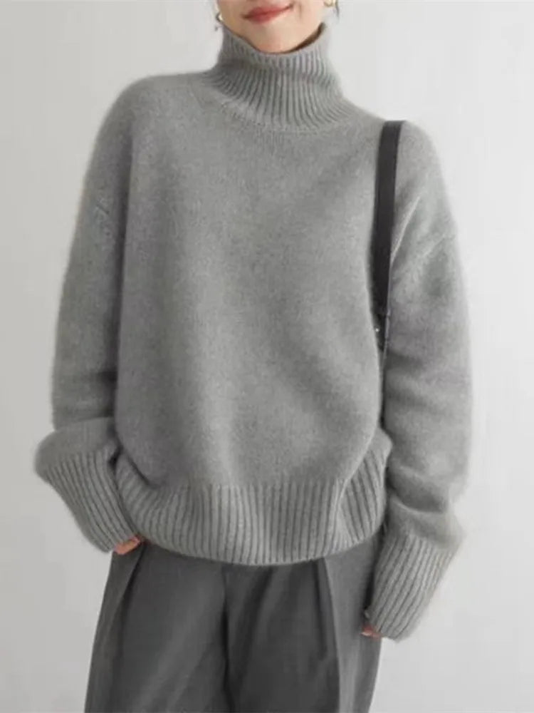 Pull oversize à col roulé, vu de face