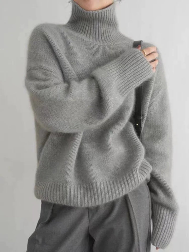 Pull oversize à col roulé, coloris gris, en vue rapprochée
