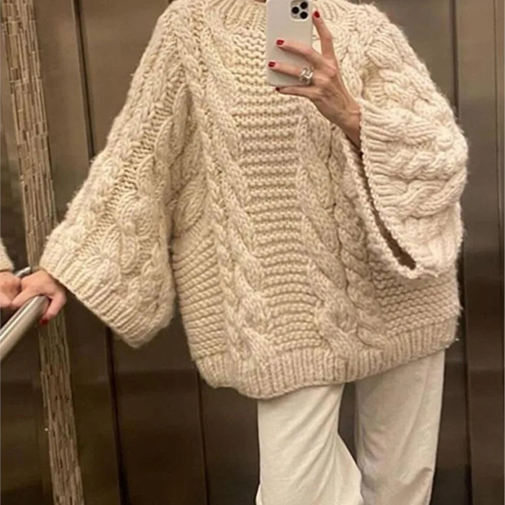 Pull oversize à torsades, coloris beige, vu de face
