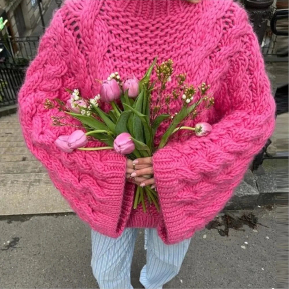 Pull oversize à torsades, coloris rose, en vue rapprochée