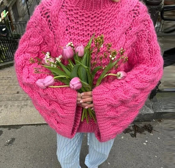 Pull oversize à torsades, coloris rose, en vue rapprochée