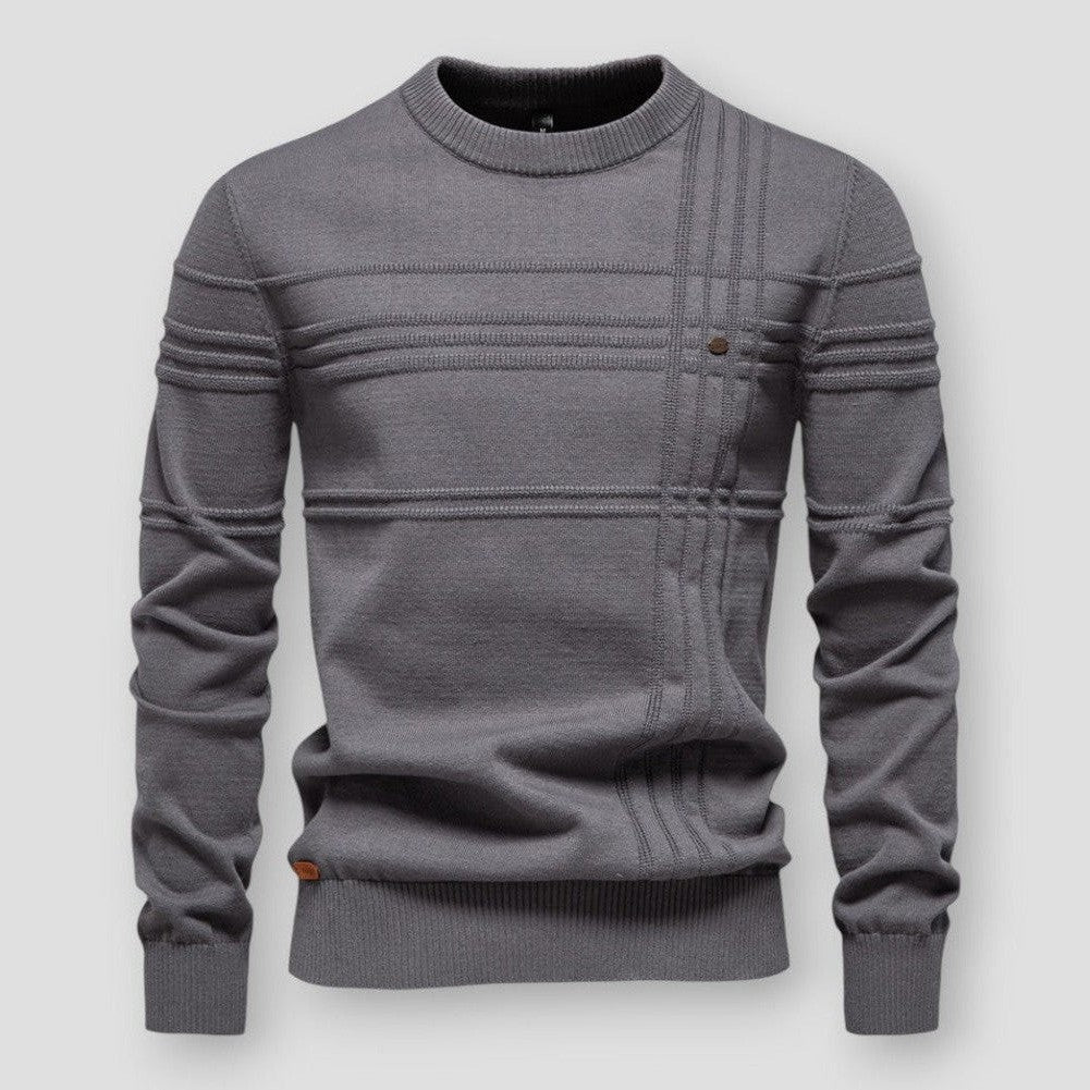 Pull gris à col rond, rayures en relief sur la poitrine et petit bouton latéral