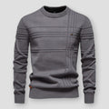 Pull gris à col rond, rayures en relief sur la poitrine et petit bouton latéral