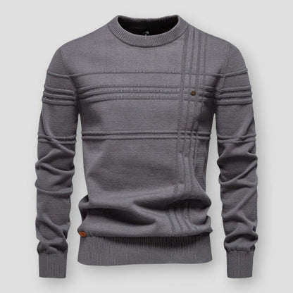 Pull gris à col rond, rayures en relief sur la poitrine et petit bouton latéral