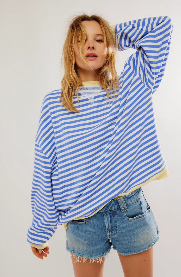 Pull rayé oversize, coloris bleu/blanc, vu de face