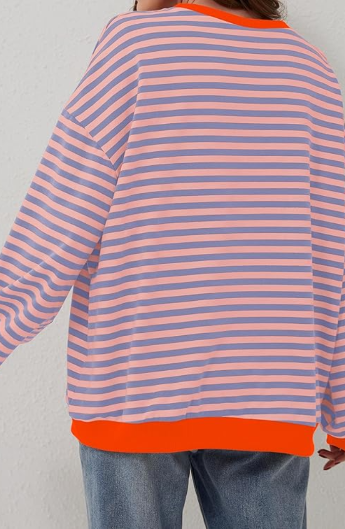 Pull rayé oversize, en vue rapprochée